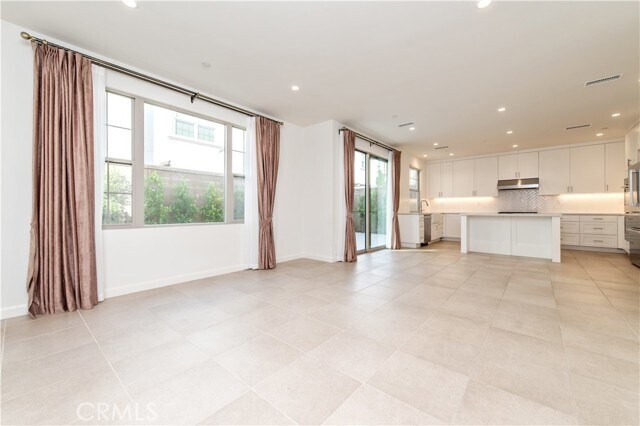 Building Photo - 112 Anthem