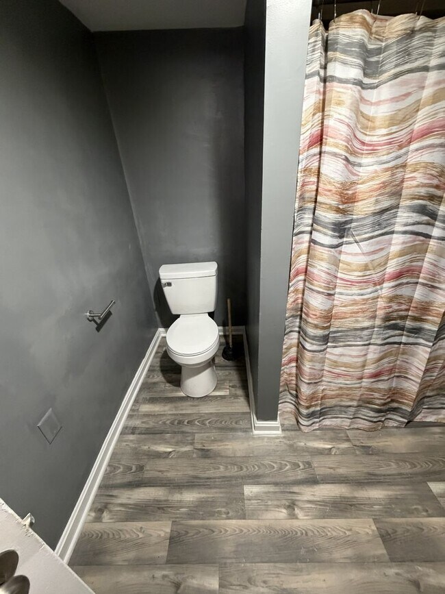 Building Photo - Large 5BR/2Ba House- Close to U of L Leasing Special- sign lease by 6/15/2026 and second month is...