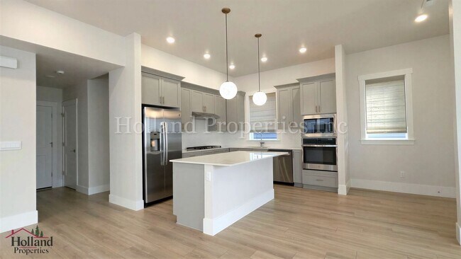 Building Photo - 3 Bedroom | 2.5 Bath Luxury Home Near Progress Ridge
