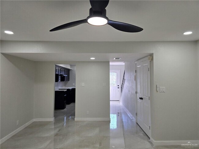 Building Photo - 10 Tori Ln