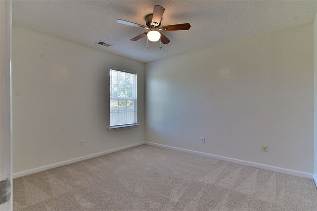 Building Photo - 321 Legend Oaks Dr