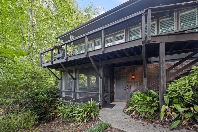 Building Photo - Gorgeous, Fully furnished 3 Bed 3.5 bath h...