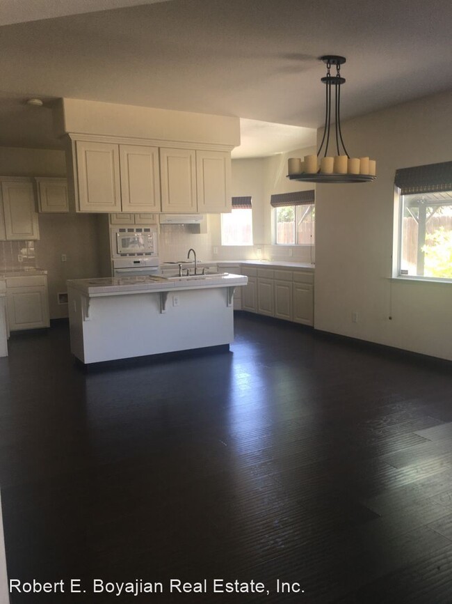 Building Photo - 5 br, 3 bath House - 2986 E. Plymouth Way