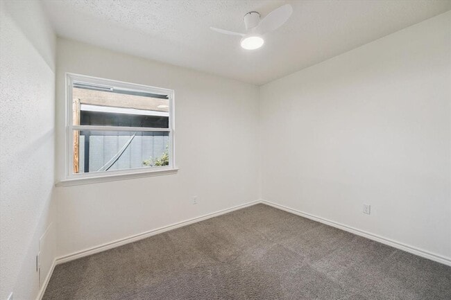 Building Photo - 9327 Crescent Moon Dr
