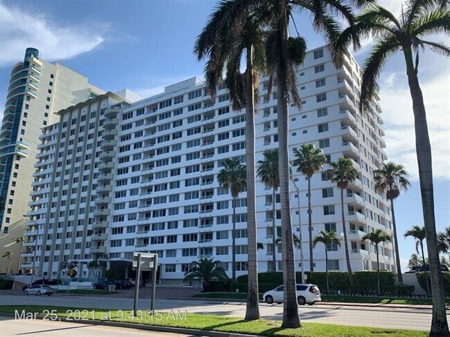 Building Photo - 5005 Collins Ave