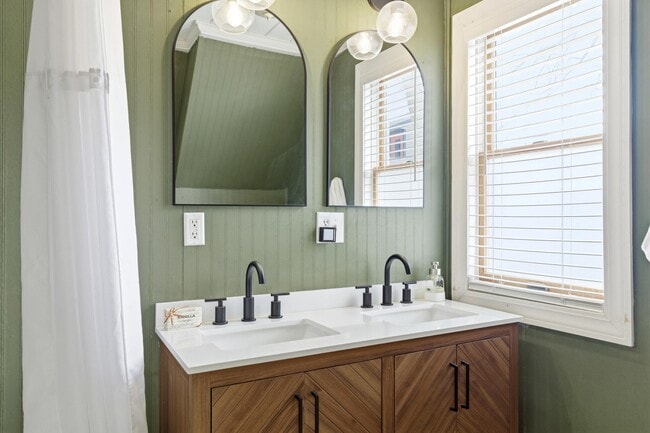 Building Photo - 1374 Ida Ave