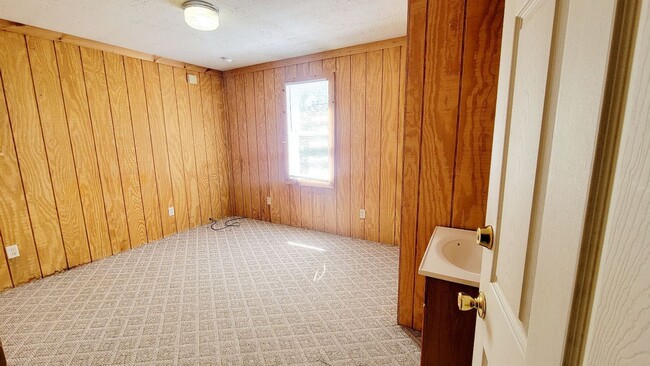 Building Photo - 3 Bedroom/ 1.5 Bathroom House -Near WVU Ma...