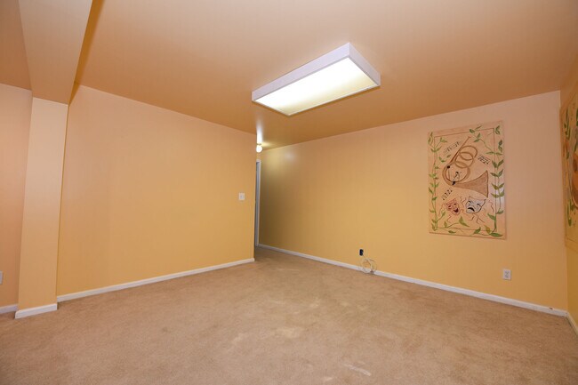 Building Photo - Gorgeous 4 BR 2+2 Baths Colonial - Finished Walk-Out Basement and Car Garage