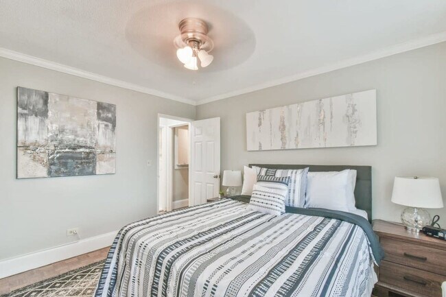 Building Photo - 300 W Peachtree St NW