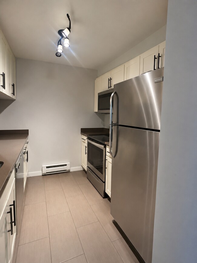 Building Photo - 6627 Lakeview Dr