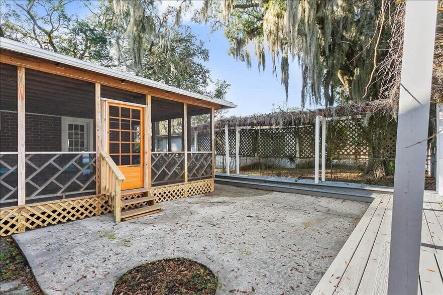 Building Photo - 8633 Emerald Isle Cir S