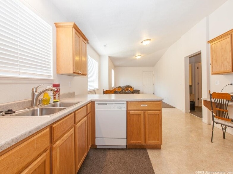 Building Photo - 1937 N Canyon Rd #304