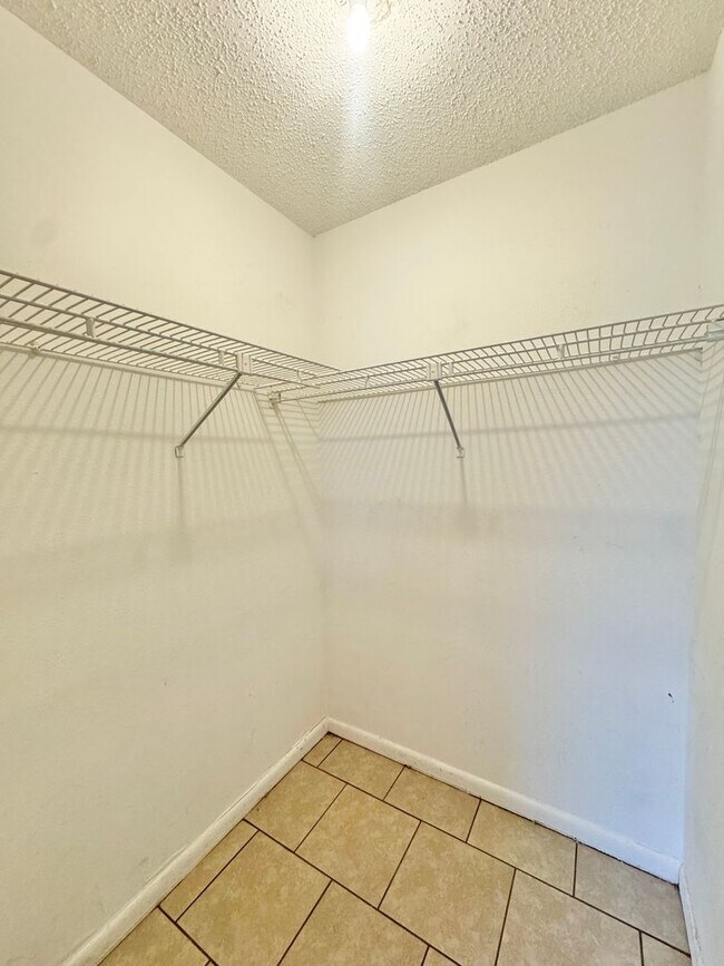 Building Photo - 2538-2540 Elm Ave