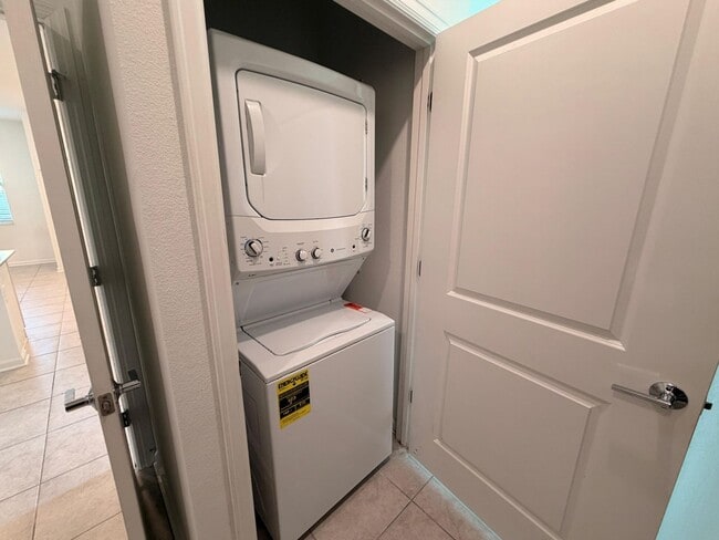 Building Photo - Rare find In-Law suite Home! Single family house with Separate entry and kitchen, laundry set!