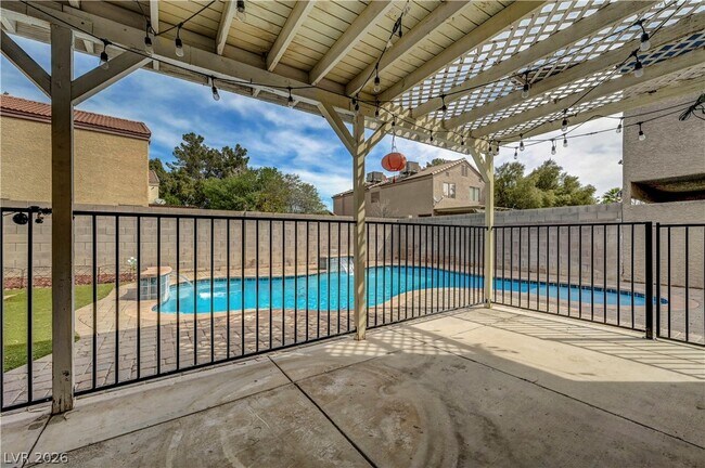 Building Photo - 6644 W Pepperidge Way