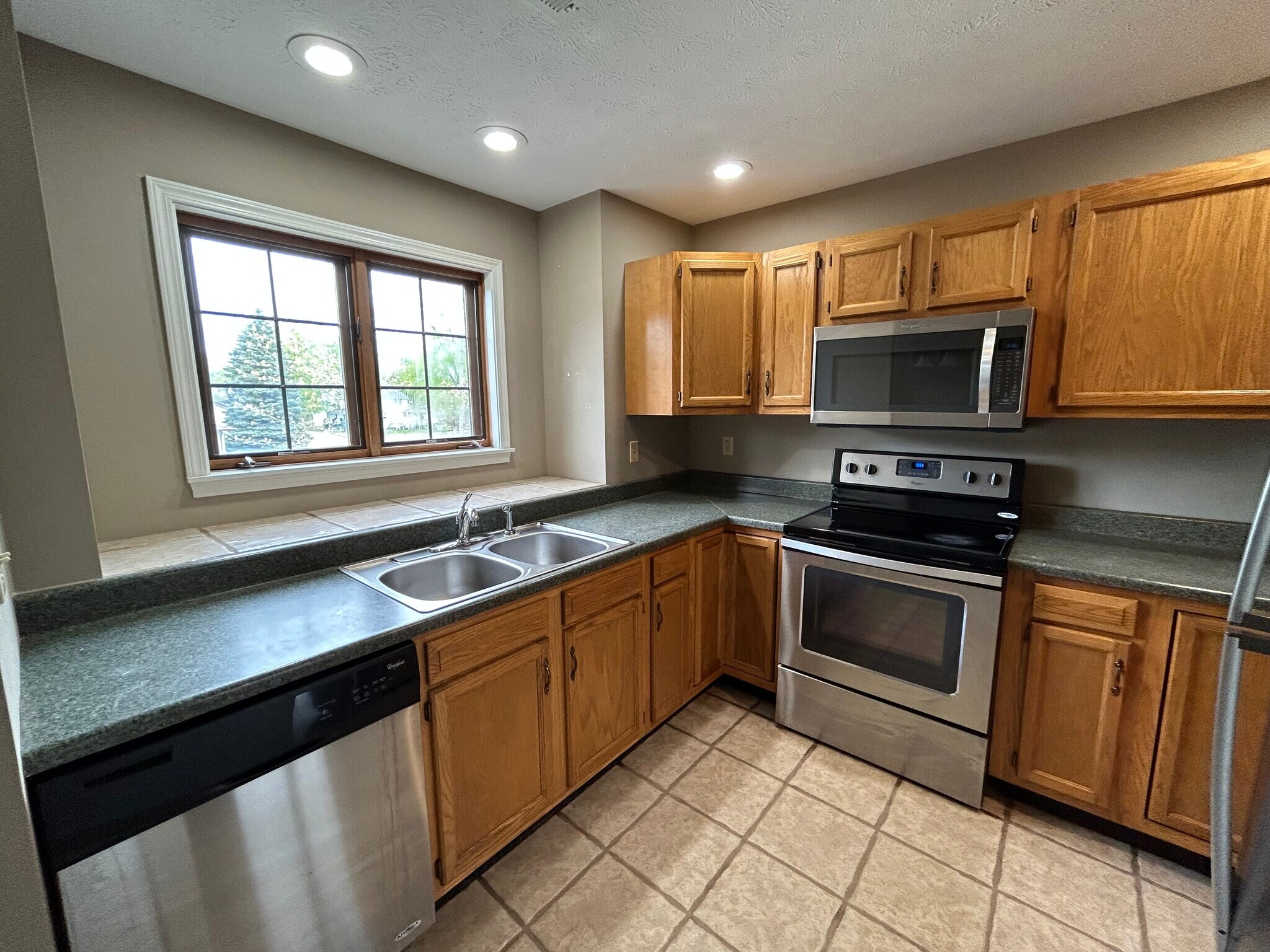 Stainless steel appliances. - 114 N Third St