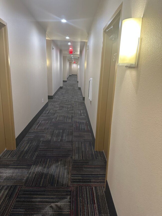 Building Photo - Guard gated Park Ave Condo