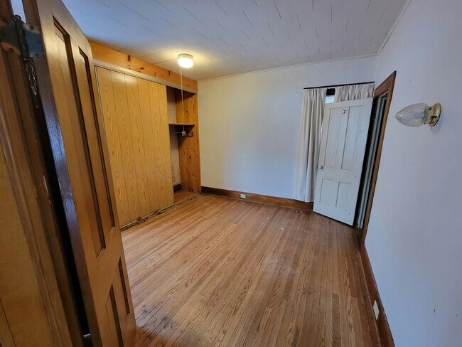 Building Photo - 45 Maple St