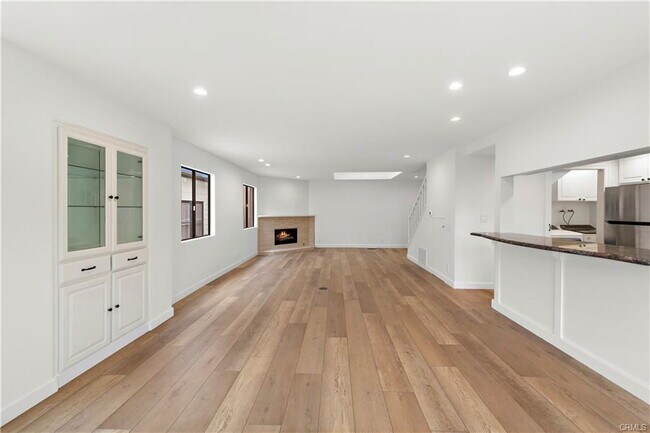 Building Photo - 405 Heliotrope Ave