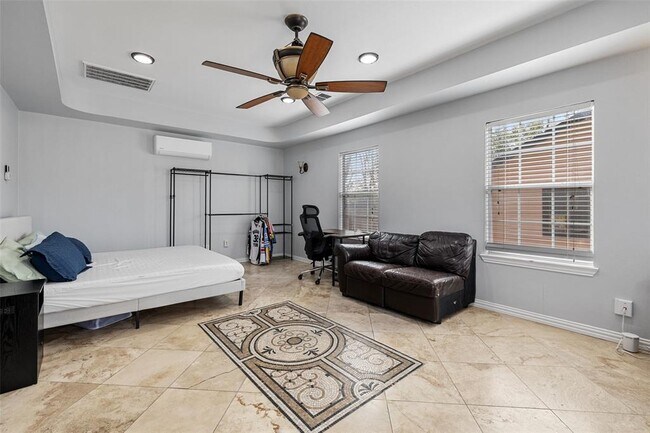 Building Photo - 1501 Broadmoor Dr