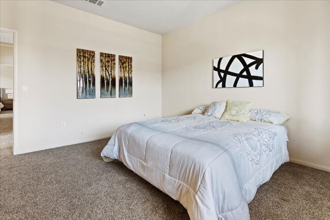 Building Photo - $3,456 - 2 Bed / 2 Bath Stunning Corner Un...