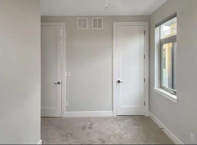 Building Photo - Modern 4BD, 3BA LoHi Townhome with Rooftop Deck