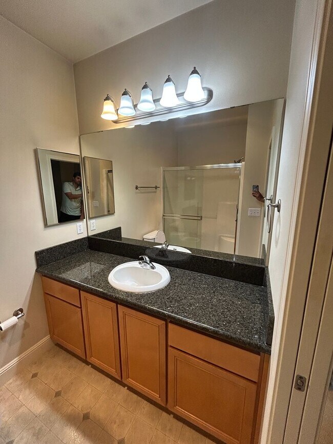 Building Photo - 2B, 2BA Top-Floor condo in South Renton wi...