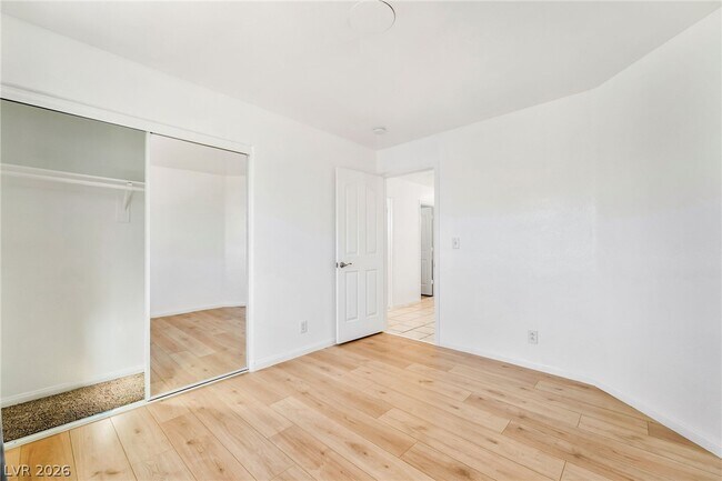 Building Photo - 1354 Silver Knoll Ave