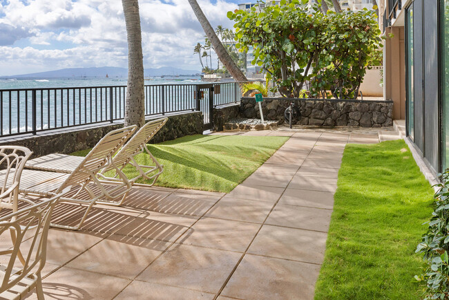 Shared patio, shower and gated access to ocean - 2987 Kalakaua Ave