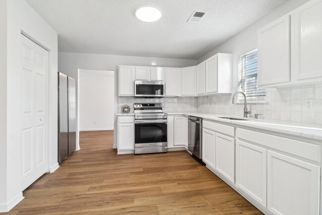 Building Photo - NEWLY REMOLDED HOME IN CHAPIN'S EAGLE POINT