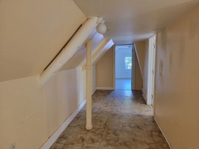 Building Photo - 27 Lilac St