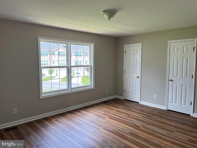 Building Photo - 868 Aztec Dr