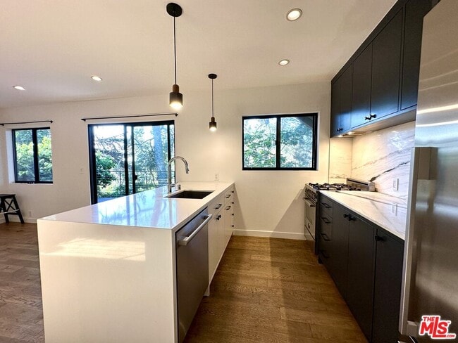 Building Photo - 833 Maltman Ave