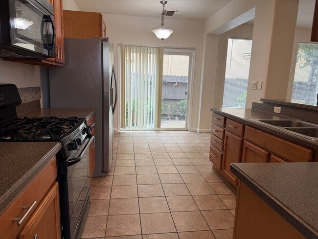 Building Photo - Gorgeous 4 bedroom 2 story home in Anatolia