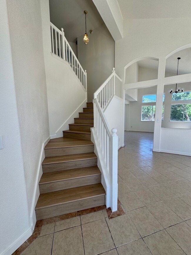 Building Photo - Great Location! 4BD and 2.5BA recently rem...