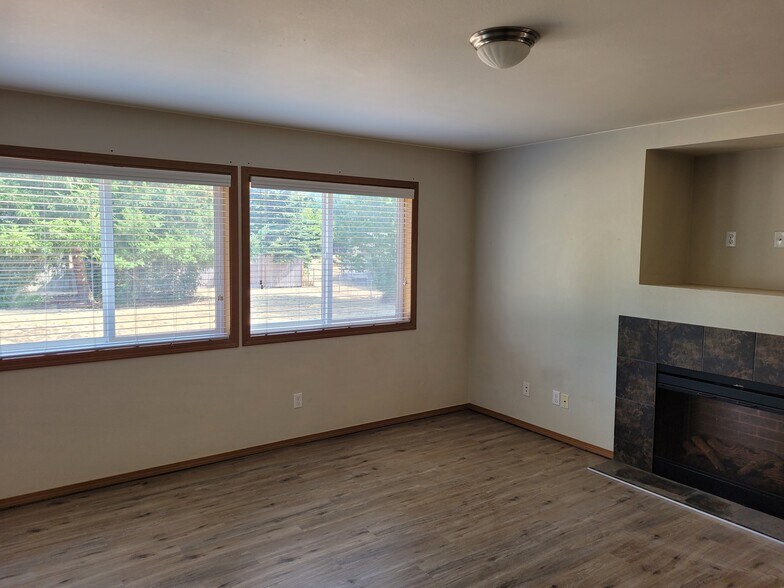 Family room - 15615 7th Ave E