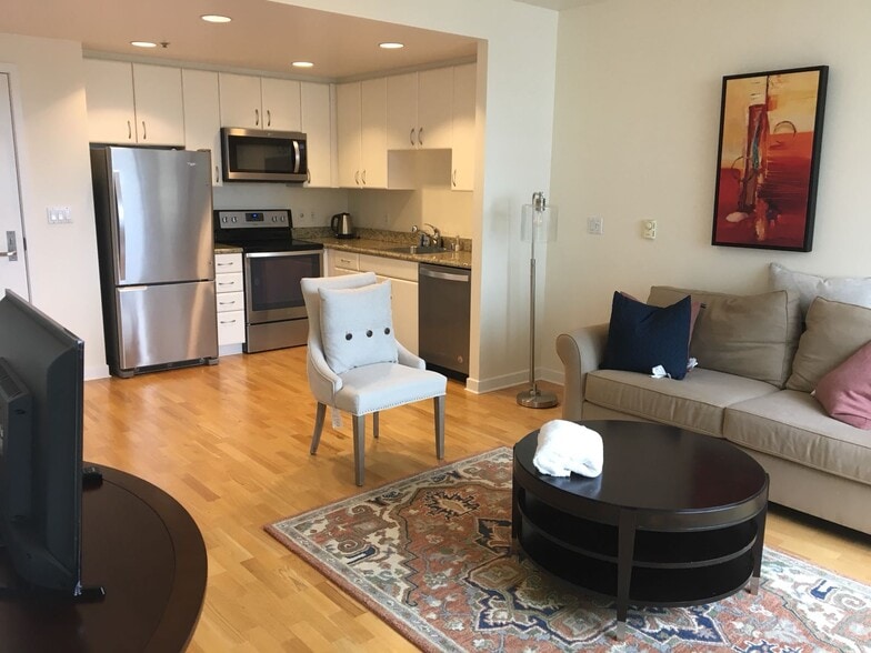 Building Photo - 260 King St