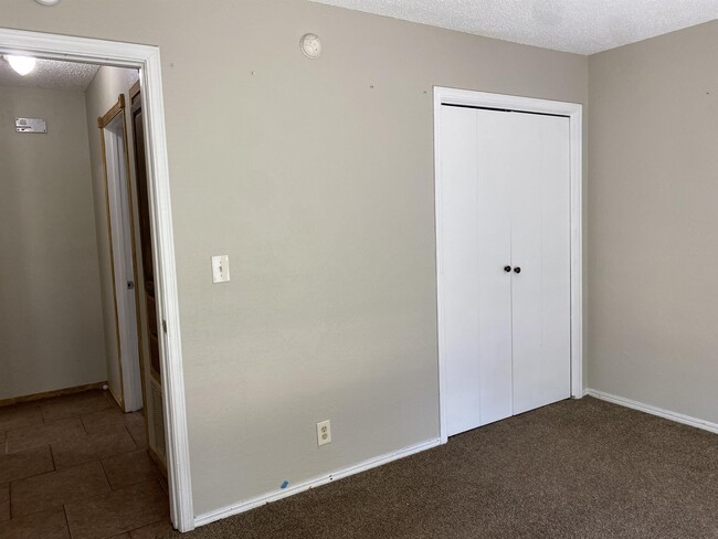Building Photo - 429 E Hillcrest Ln