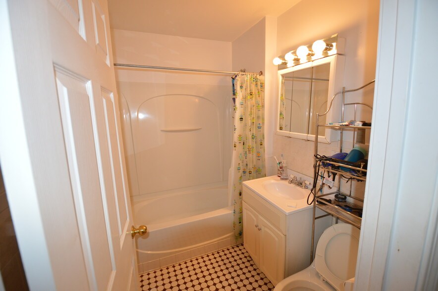 Building Photo - 66 Egmont St