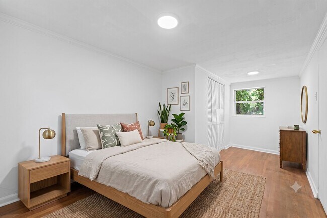 Building Photo - 3847-3849-3849 Beechwood Blvd