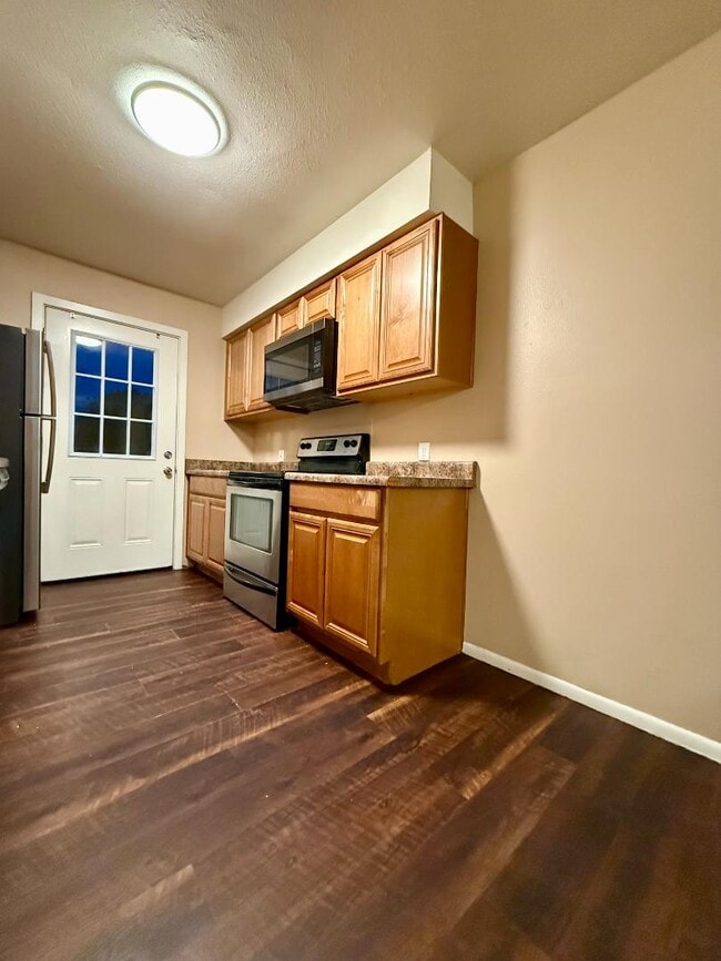 Building Photo - 825 E 5th St