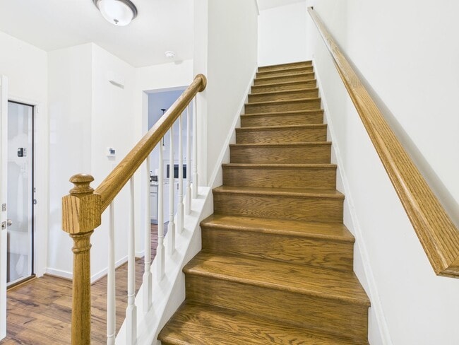 Building Photo - 6600 Wy Pt Dr