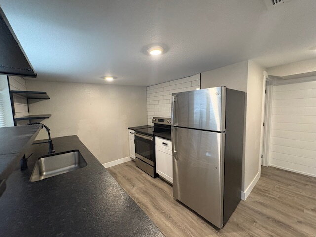 Building Photo - One-Bed Ground Floor Apartment - Edgewater...