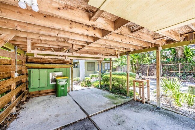Building Photo - 2027 Panama Dr