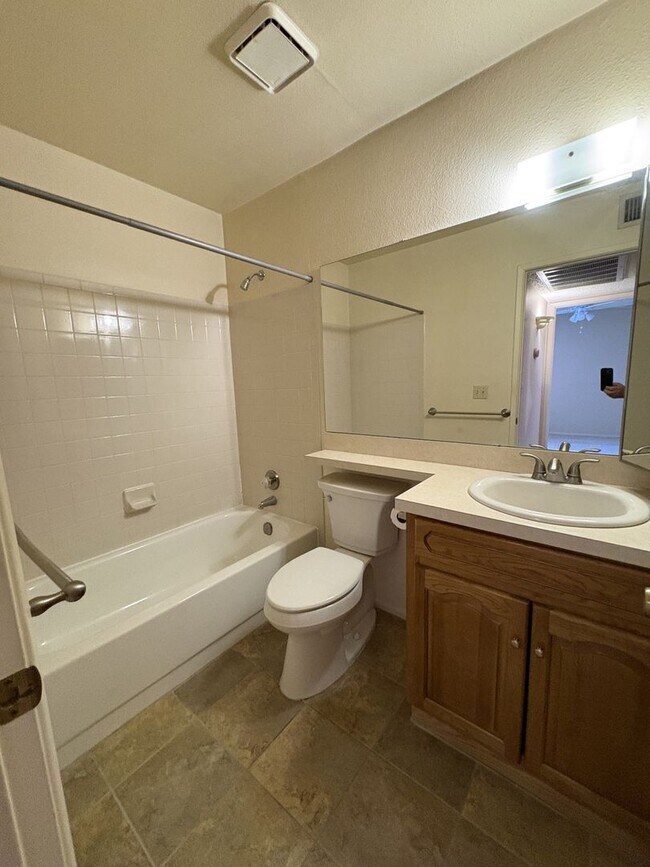 Building Photo - East side condo with community pool/spa/assigned covered parking place