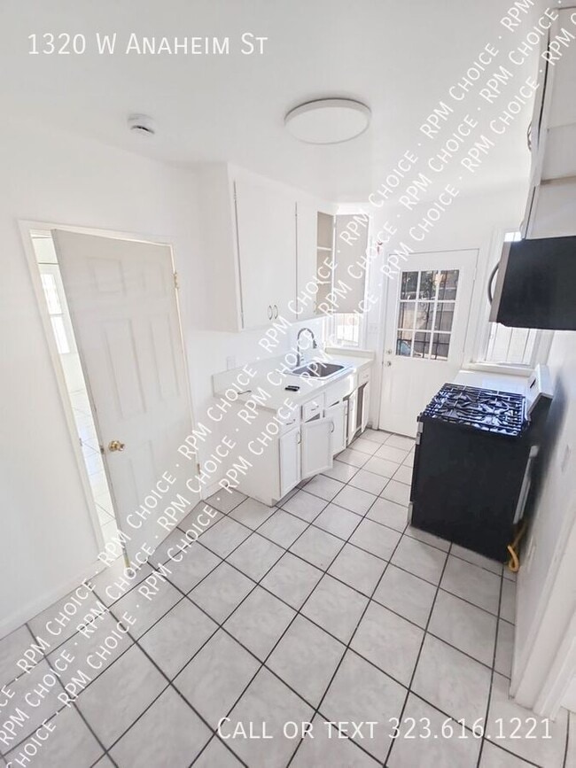 Building Photo - 1320 W Anaheim St