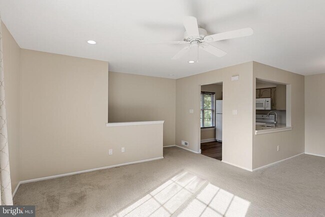 Building Photo - 1676B Thornwood Dr