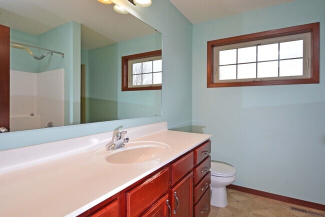 Building Photo - Spacious 4-Bed 4-Bath Home in Shakopee - Available Now!