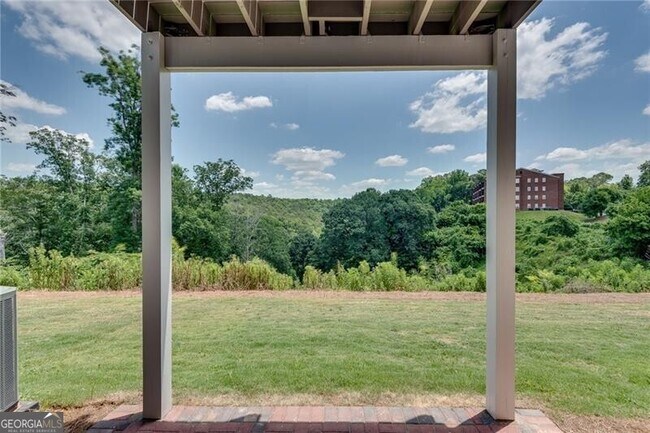 Building Photo - 425 Maplewood Dr