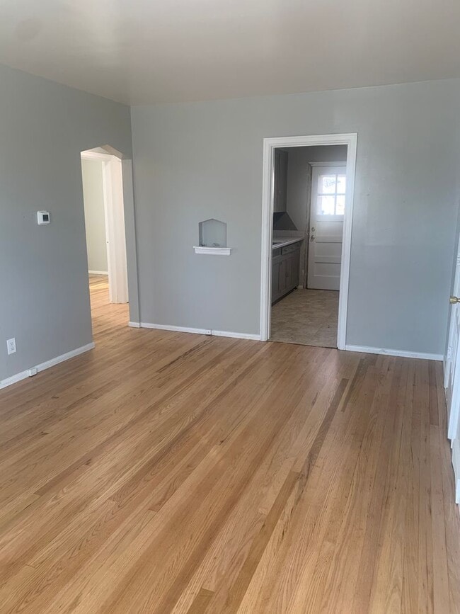 Building Photo - 2 BEDROOM, 1 BATHROOM APARTMENT NEAR ALTA ...